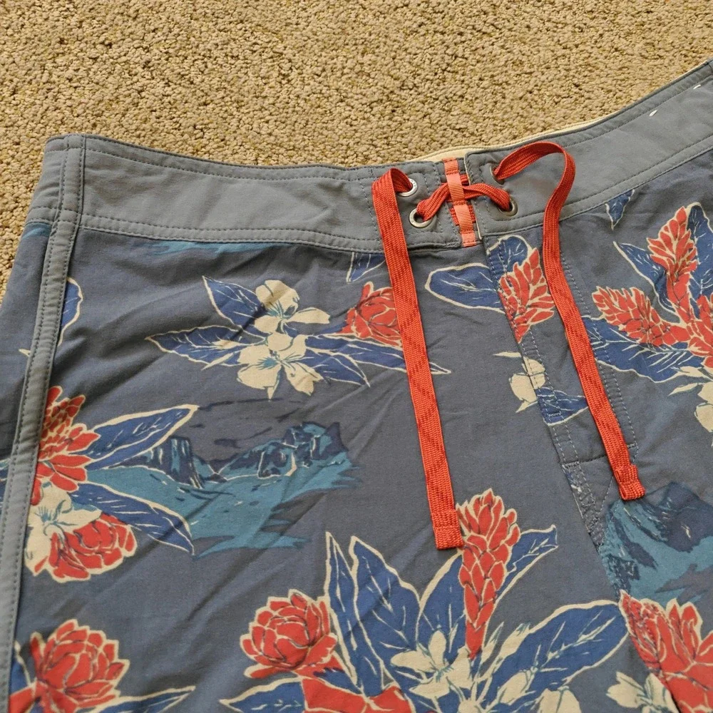 Patagonia‎ Mens 32 Board Shorts Blue Floral Tropical Scalloped Hem Stretch Swim